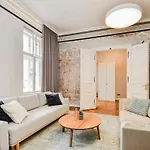 Stylish Old Town 2 Bedroom New Presidential Castle Apartment *