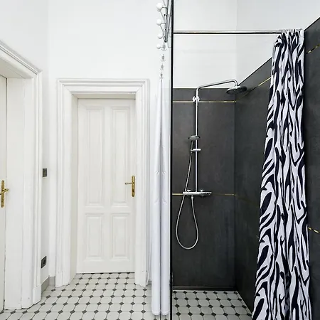 Stylish Old Town 2 Bedroom New Presidential Castle Апартаменты *